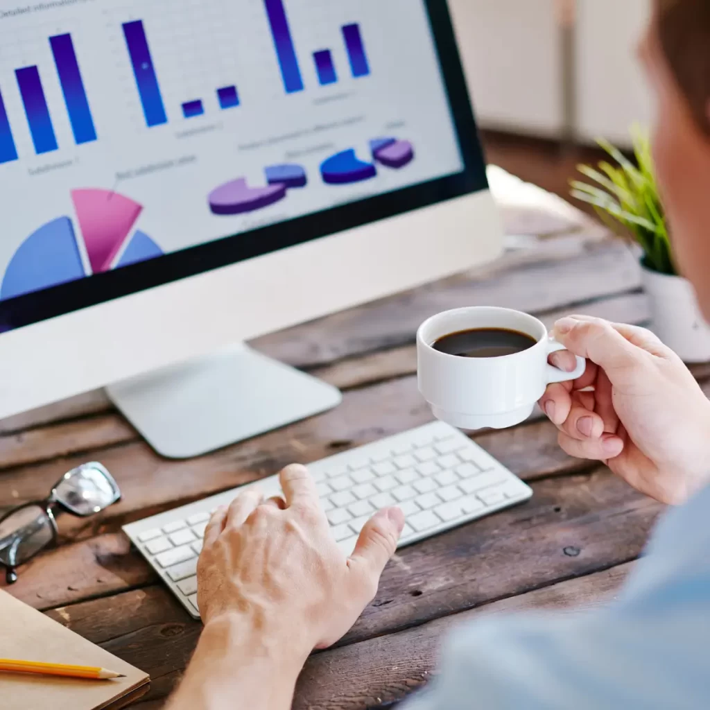 Una mujer tomándose un café y trabajando 