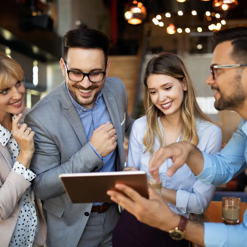 4 personas mirando al parecer lo que es un documento