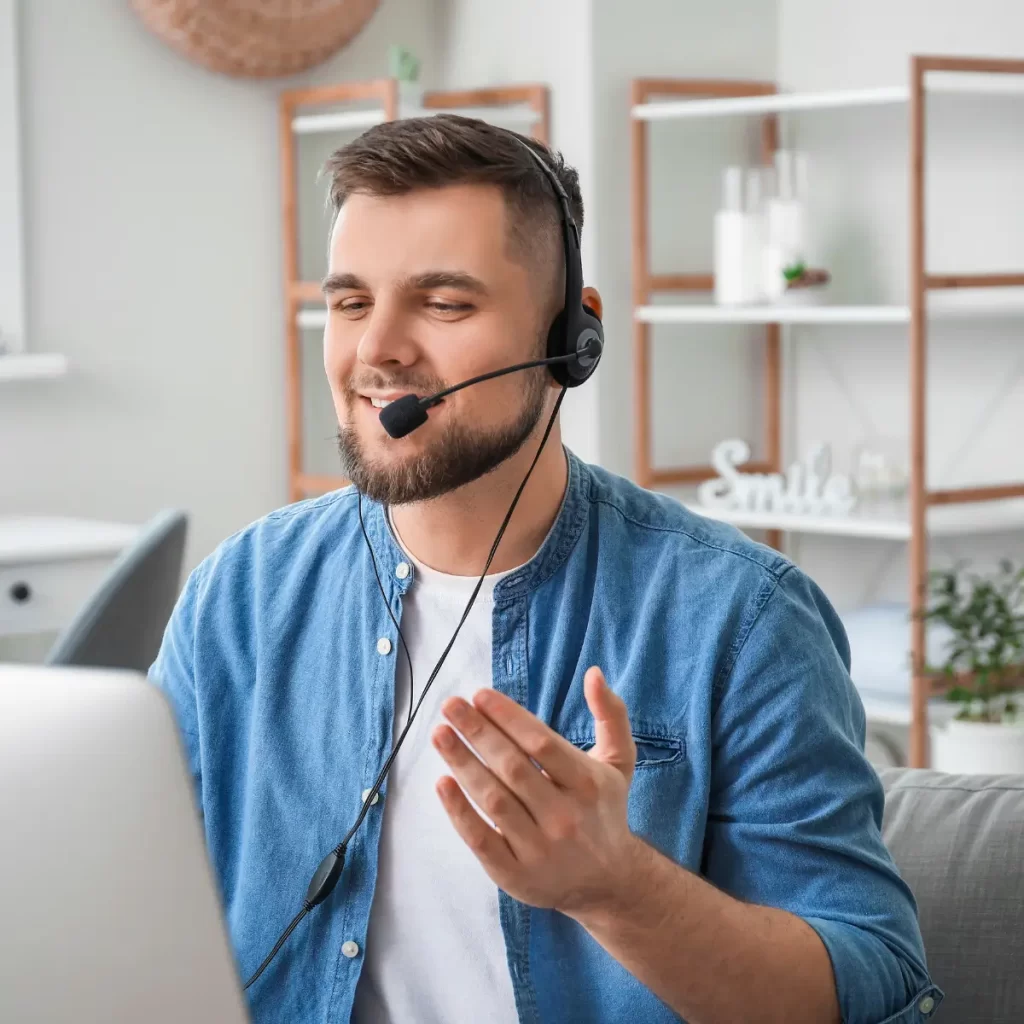 Un hombre sentado hablando por unos auriculares