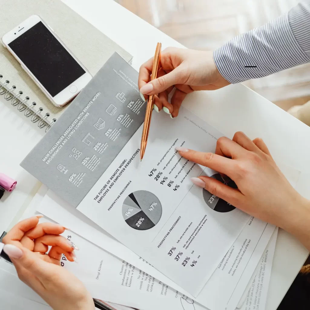 Dos personas con documentos de graficos.