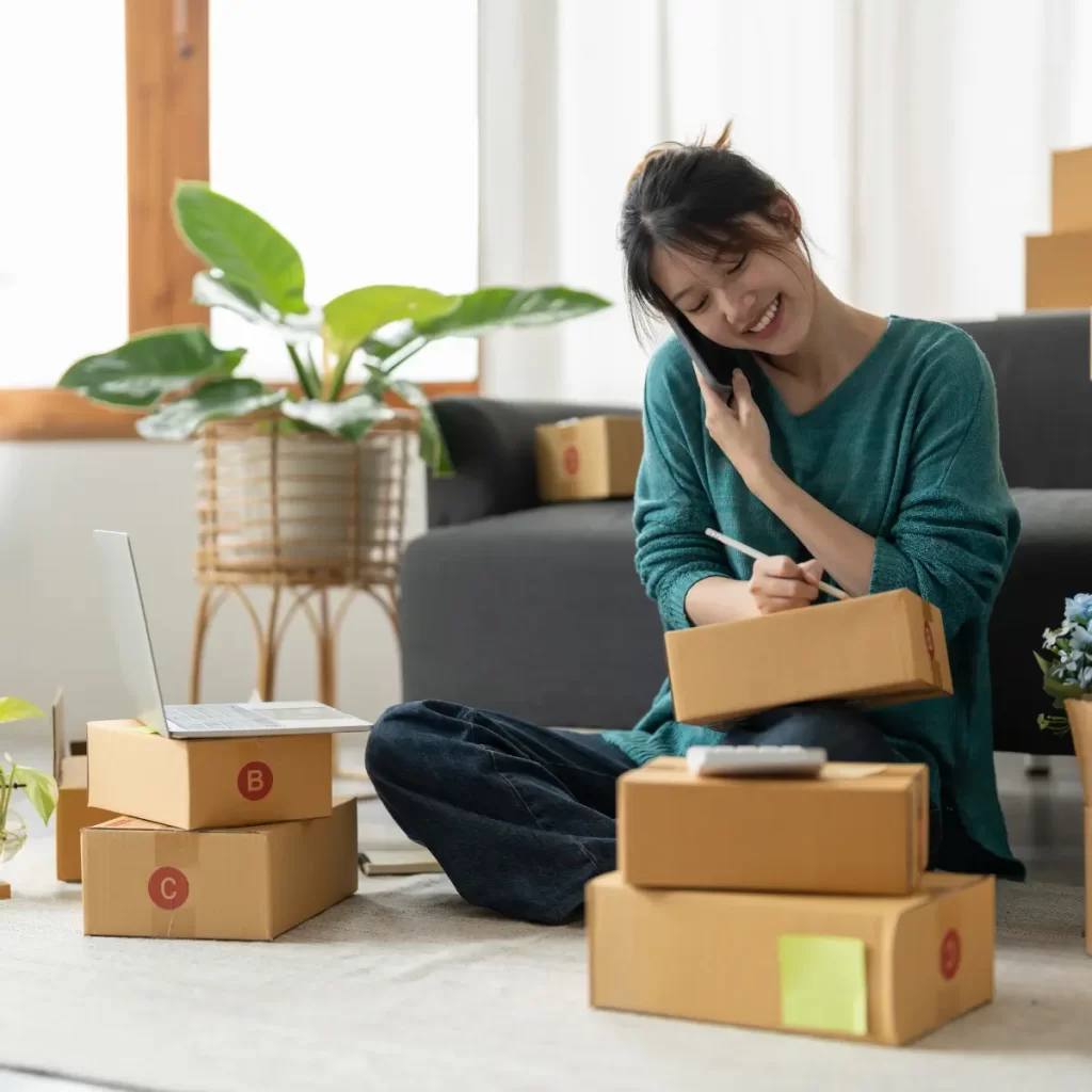 Una mujer recibiendo una llamada, la cual tiene varios productos a su alrededor