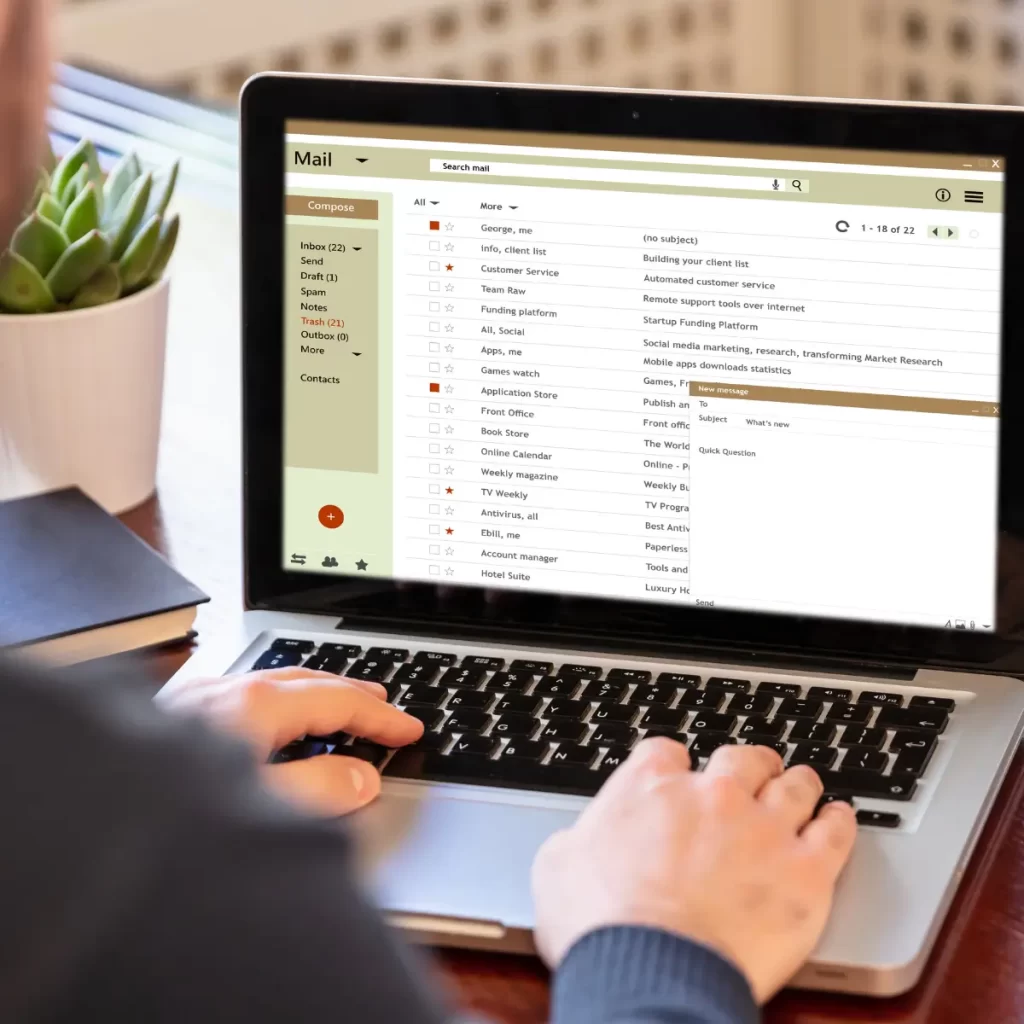 Imagen de una persona enviando mensajes desde su computadora que hace referencia a Emails transaccionales