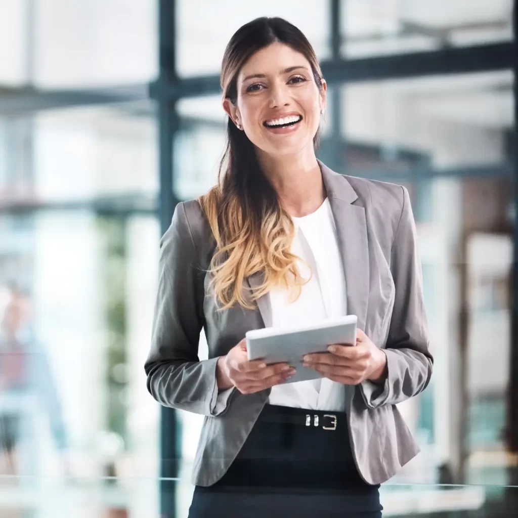 Imagen de una mujer sonrriendo con una table en su mano lo cual hace referencia a Programas de lealtad digital