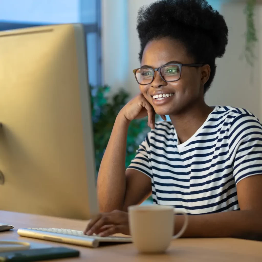 Imagen de una mujer sentada en su escritorio mirando su computador lo cual hace referencia a Publicidad CPC