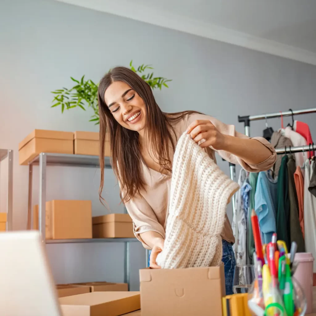 Imagen de una mujer que esta feliz sacando un producto de una caja