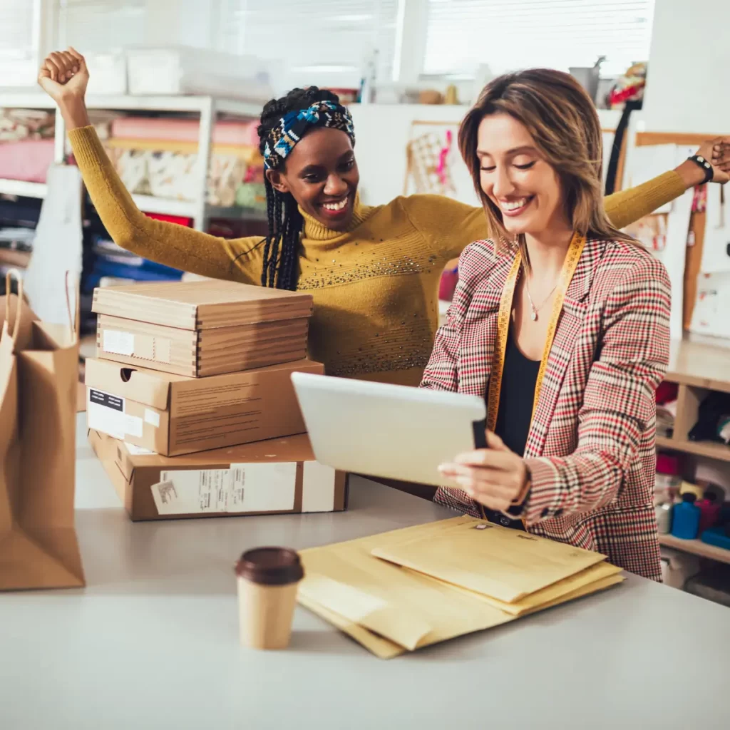 Imagen de 2 mujeres celebrando porque al parecer compraron productos online