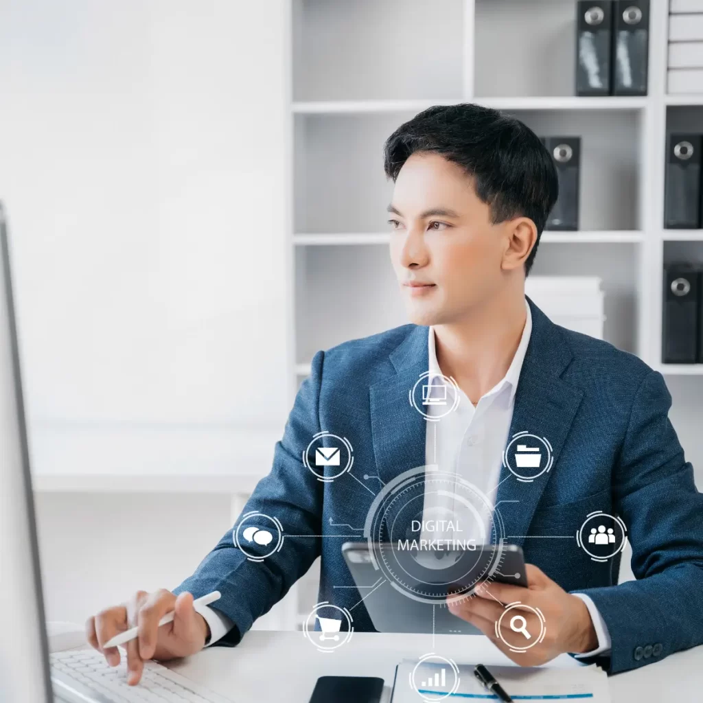 Imagen de una persona revisando su computador y al frente hay iconos sobre Marketing digital