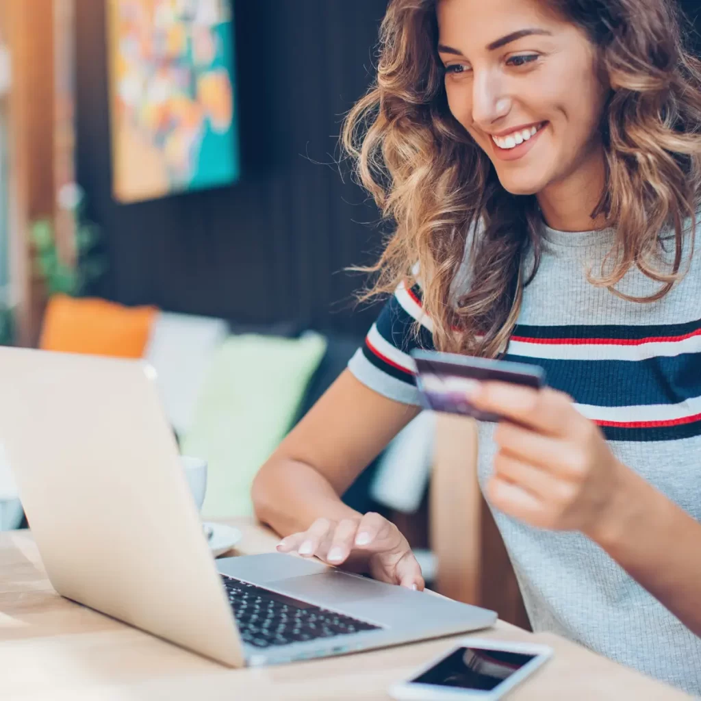 Imagen de una mujer haciendo una compr online desde su computadora